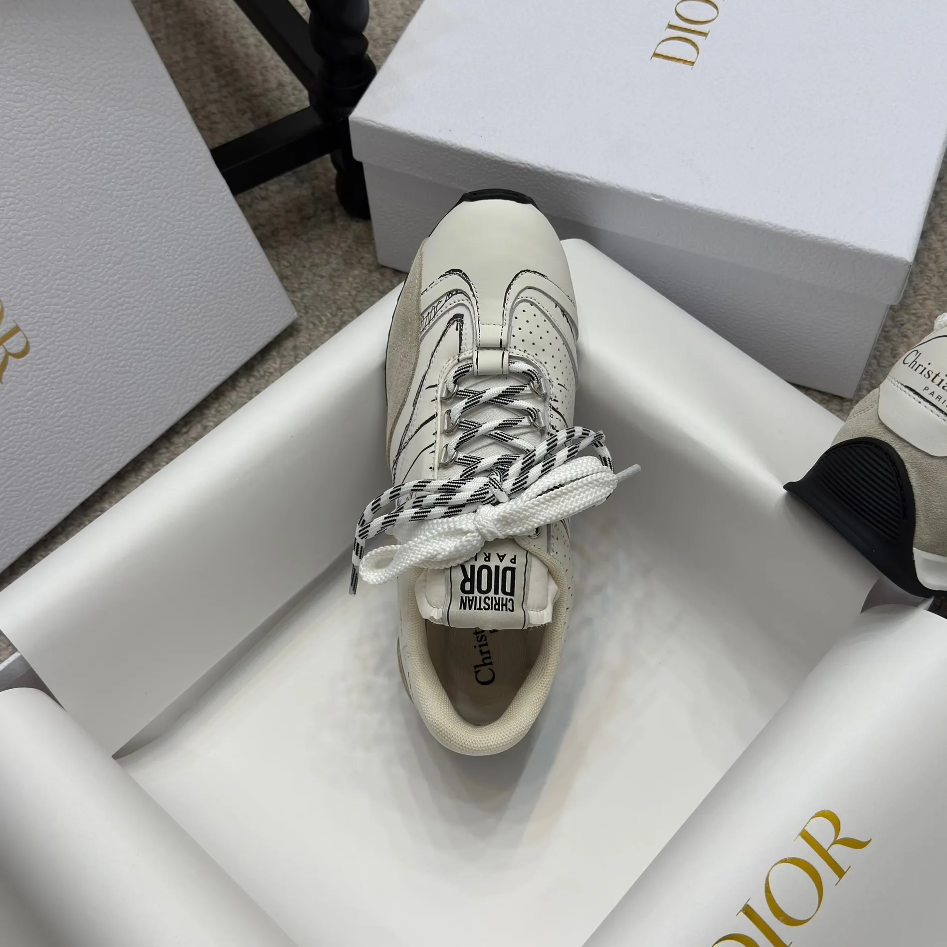 👟👟Ex-factory price 580👟👟 Original purchase and development 𝐂h𝐑𝐈𝐒𝐓𝐈𝐀𝐍 𝐃𝐈or This Dior Vibe Dior sneaker incorporates Dior's haute couture spirit and reinterprets the classic running shoes, moral training shoes. Forrest Gump shoes. Matched with Oblique Printed 3D printing technology reproduces the original fabric to create a contrasting modern style. The details are displayed with a 3D effect, and the iconic details of the logo decoration on the side and back are further embellished. It complements various casual or elegant items to create a modern look.  ✅The tongue is decorated with the Christian Dior PARIS Logo in 3 different colors and overlapping fabric lines. It is consistent with the original version. It is full of details. Welcome to compare and compare with the ordinary version on the market. ✅The original rubber TPU sole is decorated with the DIOR logo. The convex and concave rubber sole is decorated with the Christian Dior lucky star symbol. ✅Size: 35-40 (41 can be customized)